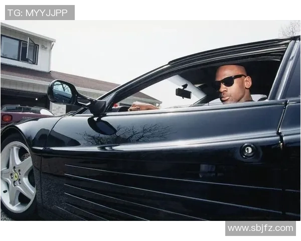 足球巨星驾驶豪车现身街头豪气十足引发关注揭秘明星球员与跑车的独特魅力